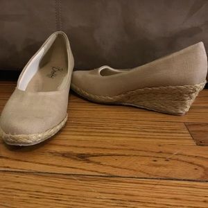 Like new Beacon nude espadrilles